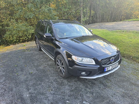Volvo XC70 2 of 13