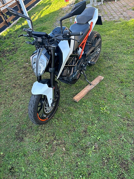 KTM 125 Duke 3 of 16
