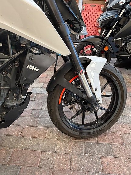 KTM 125 Duke 11 of 16