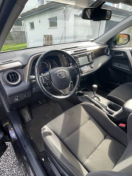 Toyota RAV4 12 of 17