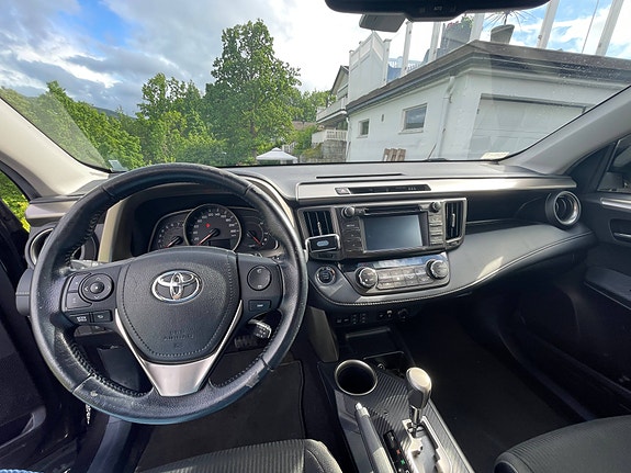 Toyota RAV4 11 of 17