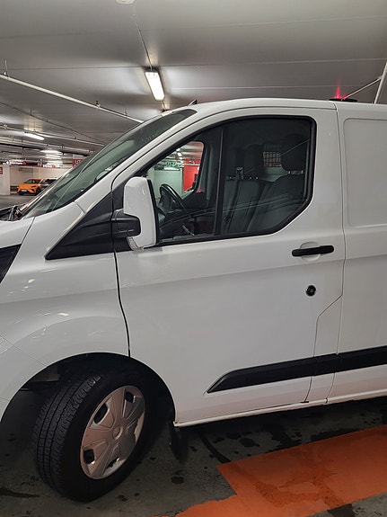 Ford Transit Custom 300L 8 of 28