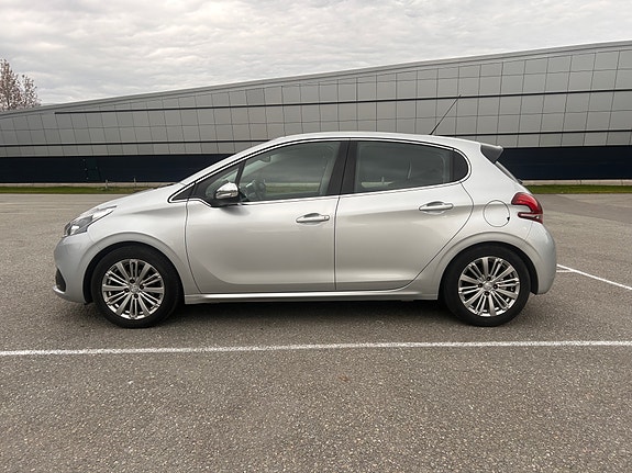 Peugeot 208 8 of 17