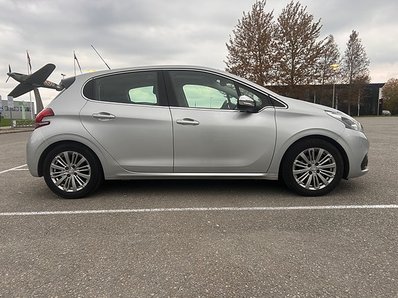 Peugeot 208 4 of 17