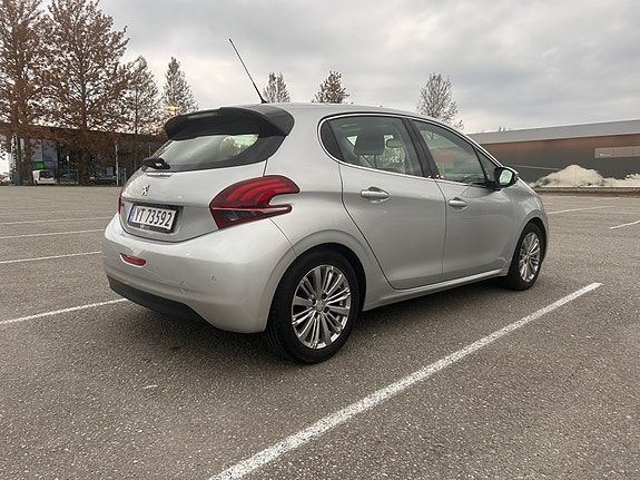Peugeot 208 5 of 17