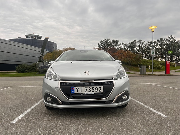 Peugeot 208 2 of 17