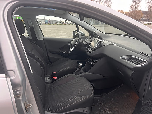 Peugeot 208 12 of 17
