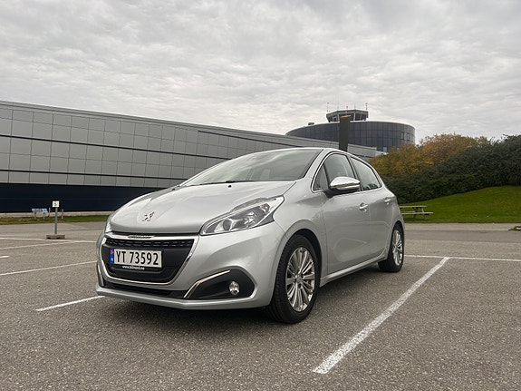 Peugeot 208 3 of 17