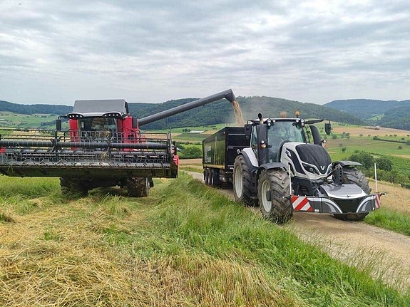 Valtra Tractorbumper 3 of 4