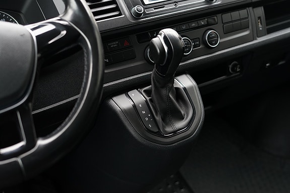 Volkswagen Caravelle 7 of 19