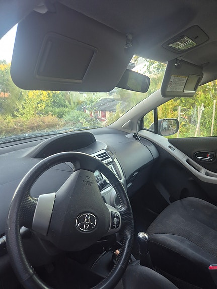 Toyota Yaris 2 of 11