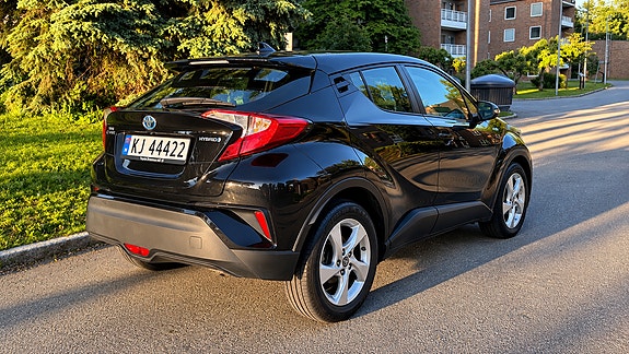 Toyota C-HR 2 of 19