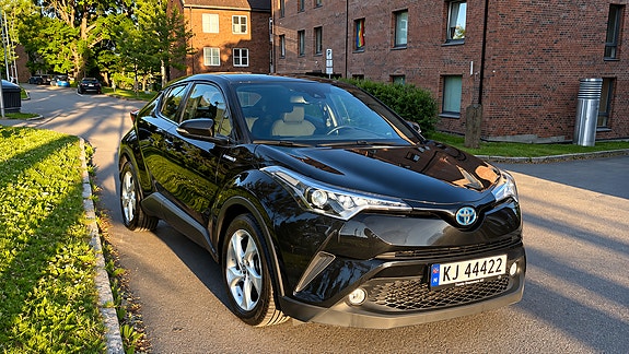Toyota C-HR 5 of 19
