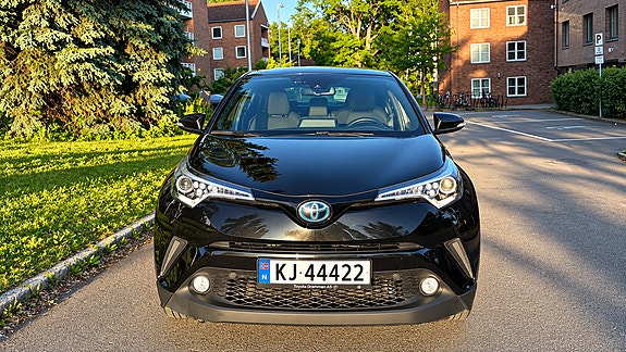 Toyota C-HR 3 of 19