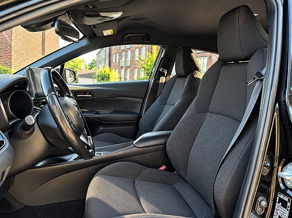 Toyota C-HR 9 of 19