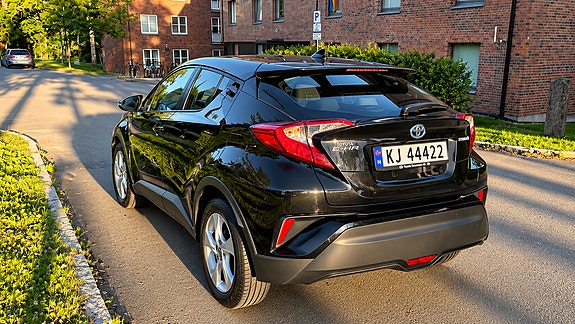 Toyota C-HR 4 of 19