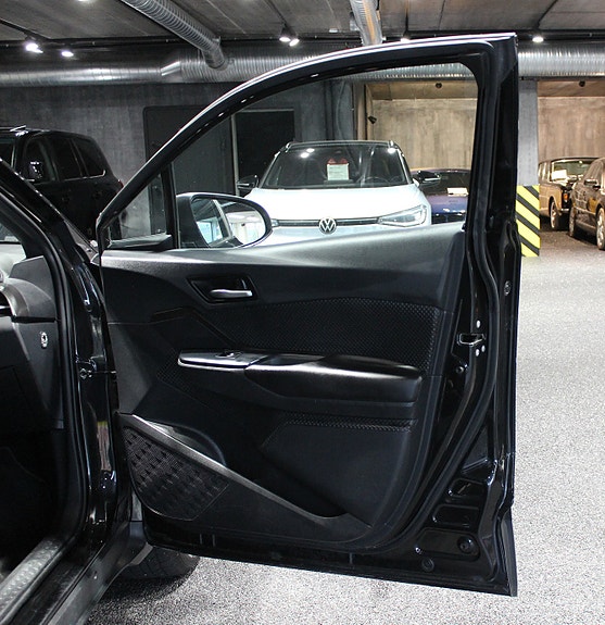 Toyota C-HR 28 of 30