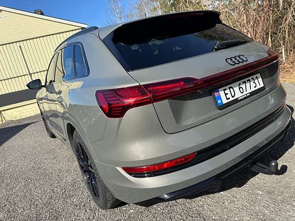 Audi e-tron 8 of 30