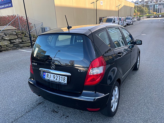 Mercedes-Benz A160 3 of 9