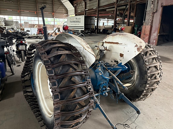 Ford Super dexta med halvbelter 3 of 7