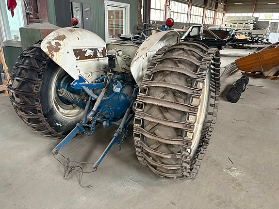 Ford Super dexta med halvbelter 2 of 7