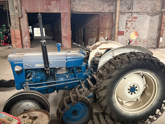 Ford Super dexta med halvbelter 4 of 7