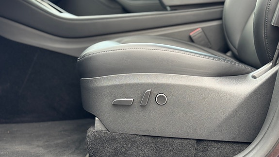 Tesla Model Y 16 of 26
