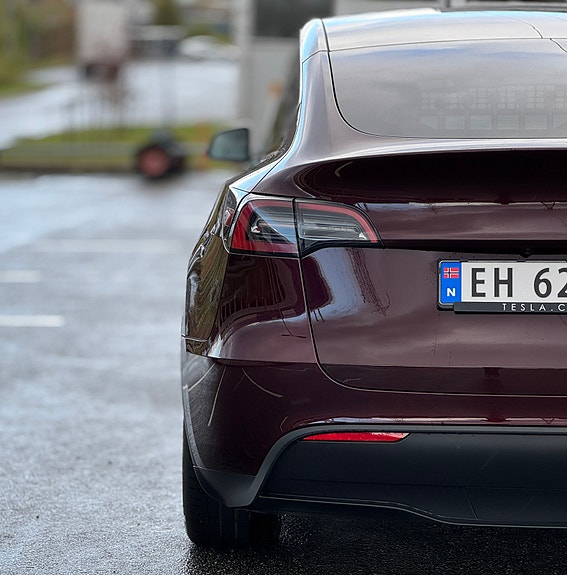 Tesla Model Y 9 of 26