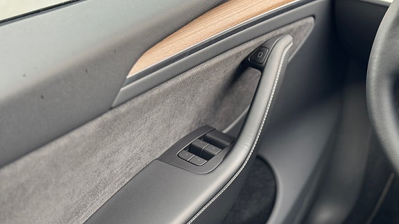 Tesla Model Y 18 of 26