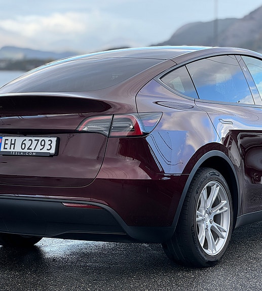 Tesla Model Y 7 of 26