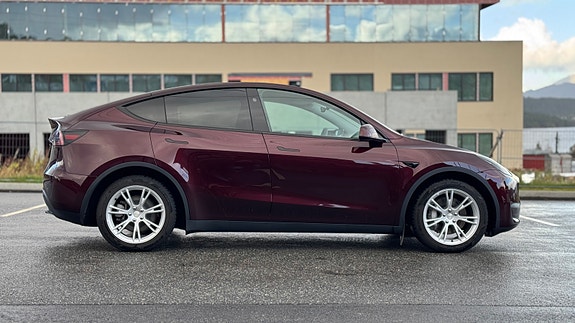 Tesla Model Y 5 of 26