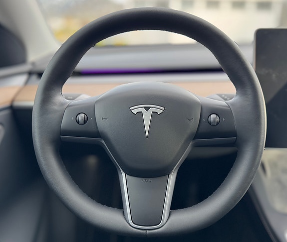 Tesla Model Y 19 of 26
