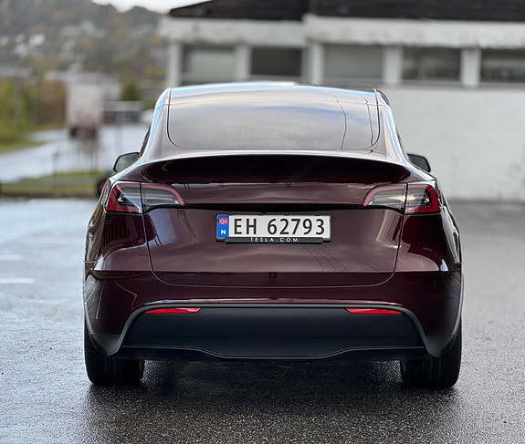 Tesla Model Y 8 of 26