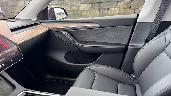 Tesla Model Y 12 of 26