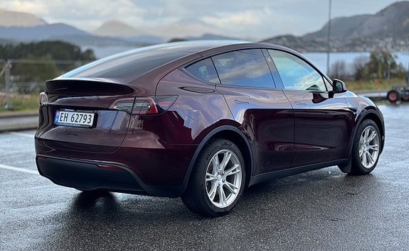Tesla Model Y 6 of 26