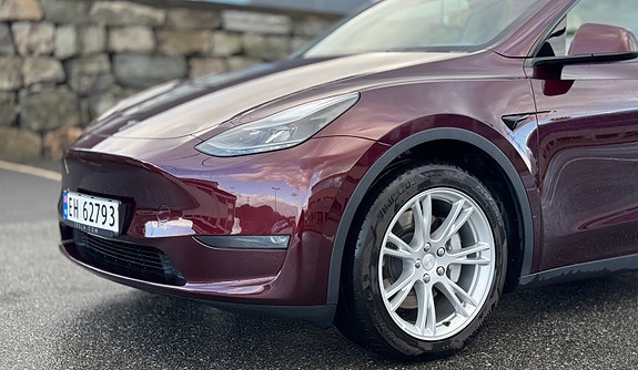 Tesla Model Y 2 of 26