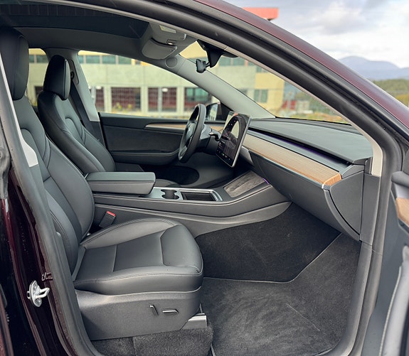 Tesla Model Y 14 of 26