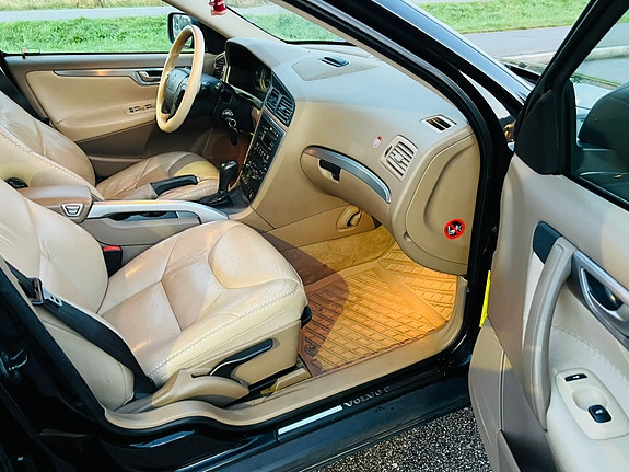 Volvo XC70 14 of 30