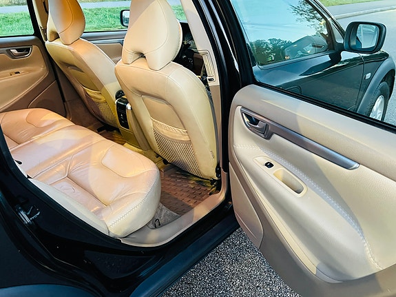 Volvo XC70 12 of 30