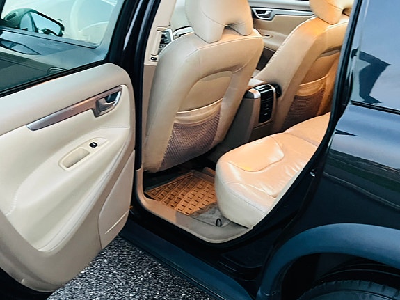 Volvo XC70 11 of 30