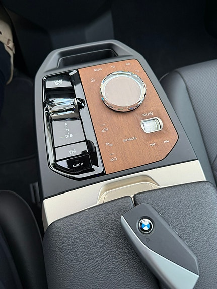 BMW iX 19 of 23