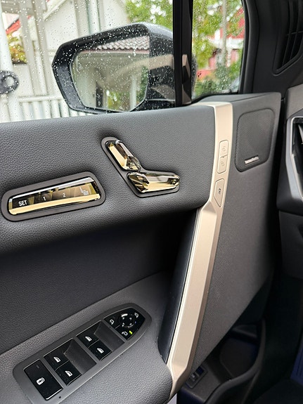BMW iX 21 of 23