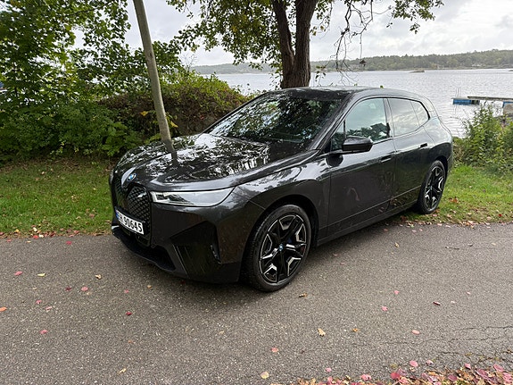 BMW iX 12 of 23