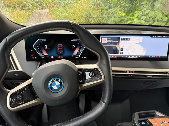 BMW iX 8 of 23