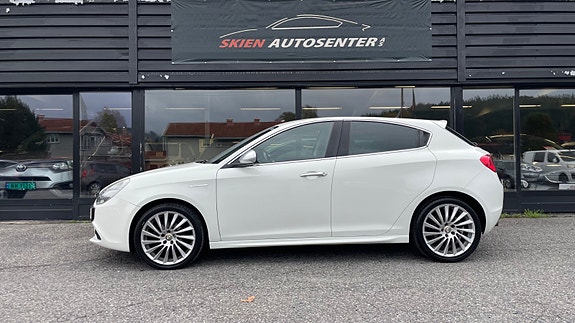 Alfa Romeo Giulietta 2 of 22