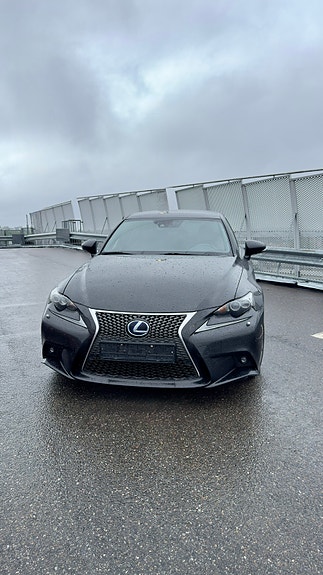 Lexus IS300h 17 of 17