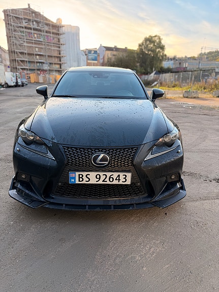 Lexus IS300h 2 of 17