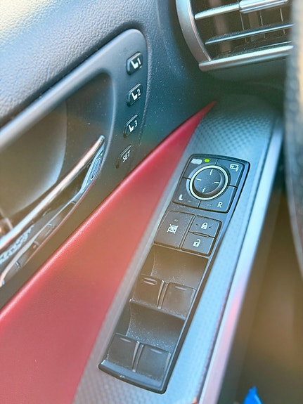 Lexus IS300h 12 of 17
