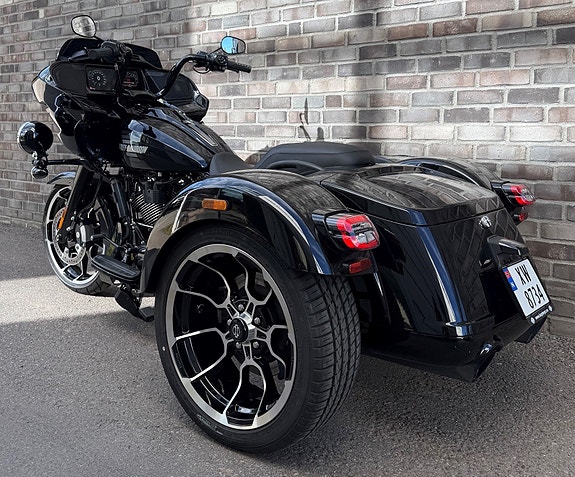 Harley-Davidson Road Glide 3 14 of 17