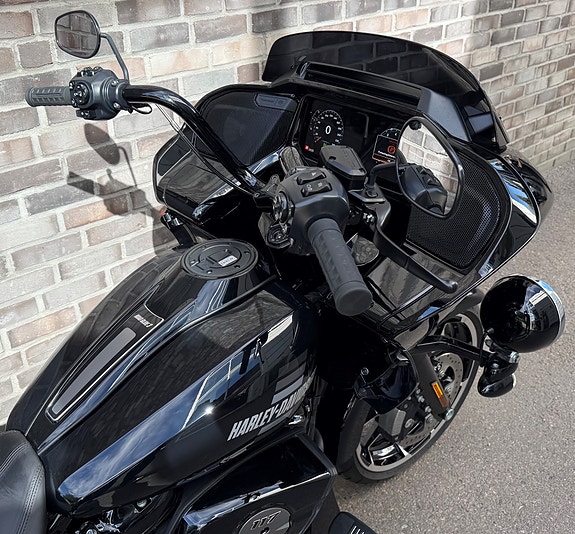 Harley-Davidson Road Glide 3 7 of 17